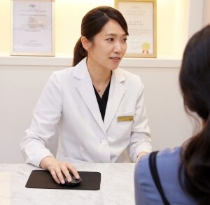 이루다치과에서 성인 환자와 상담하는 모습